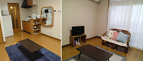左写真：小さな台所と座卓があるリビング、右写真：テレビや2人掛けの籐椅子、座卓がある部屋