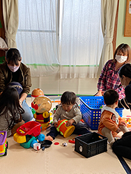 3枚の写真の3枚目：1、2枚目とは異なる人たち