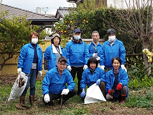 草取りした後の8人の集合写真