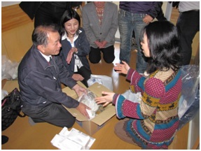 生活必需品を届ける様子